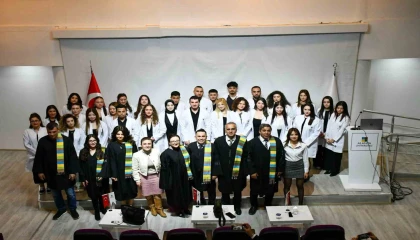 Fizyoterapi ve rehabilitasyon öğrencileri beyaz önlüklerini giydi