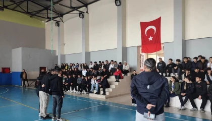 Gençler, terörizm ve güvenlik konusunda bilgilendiriliyor