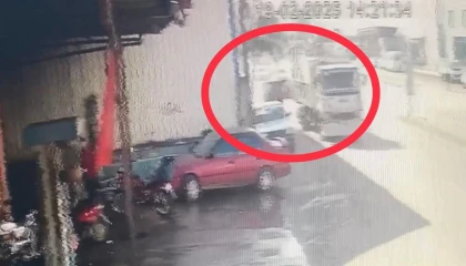 Görünmez kaza kamerada: 3 çocuk yaralandı 2 araç hasar gördü