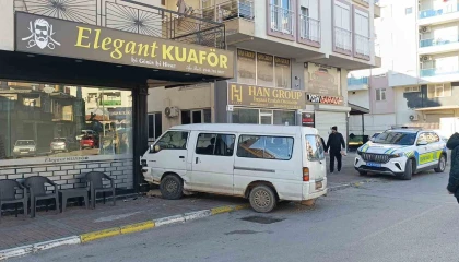 Hafif ticari aracın çarptığı kamyonet kuaförün duvarına çarparak durabildi