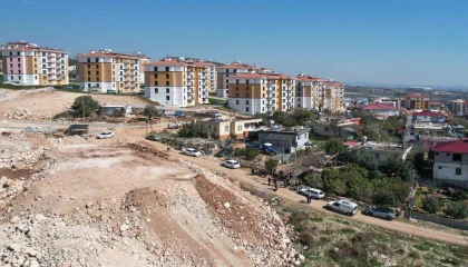 Hafriyat kamyonunu boşalttığı molozların altında kalan kadın yaşam mücadelesi veriyor