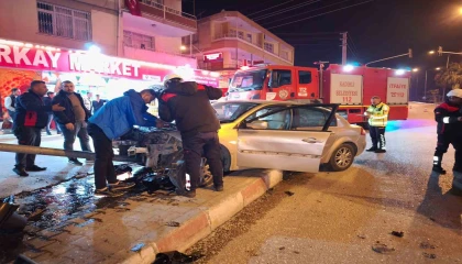 İki otomobilin çarpıştığı kaza kamerada: 2 yaralı