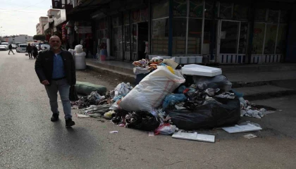 İşçiler greve gitti, sokaklar çöp doldu