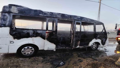 Ispartada alev alan okul servisindeki 2 öğrenci son anda kurtarıldı