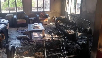 Ispartada ev yangını, alevler arasında kalan 5 kişi balkondan tahliye edildi