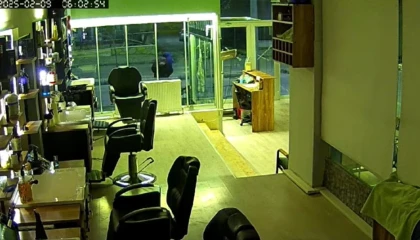 Ispartada kuaför salonuna tekme ve taşlı saldırı güvenlik kamerasında