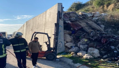 İstinat duvarına çarpan Tofaş hurdaya döndü, araçta sıkışan genç güçlükle kurtarıldı