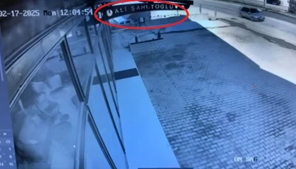 İstinat duvarına çarpıp dereye düşen kamyonetin düşme anı kameralarda