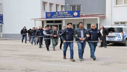 Kaçak göçmenlere VIP taşımacılık yapan şebeke Adanada çökertildi