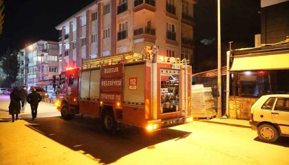 Kafenin mutfağında çıkan yangında 2 kişi dumandan etkilendi
