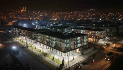 Kahramanmaraşta deprem konutları ışıklandırıldı