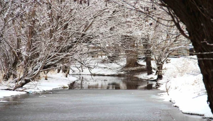 Kahramanmaraşta Mağaragözü Çayı buz tuttu
