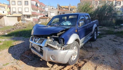 Kamyonet duvara çarptı, sürücü yaralandı