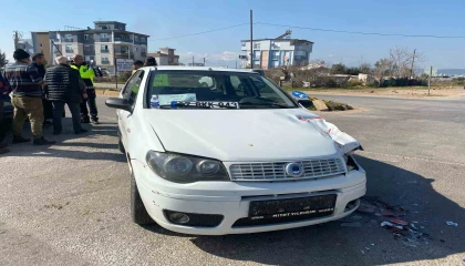 Kamyonetle otomobilin çarpıştığı kazada baba ve oğlu yaralandı