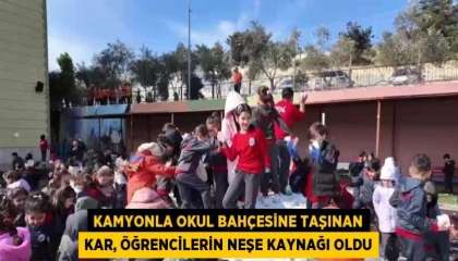 Kamyonla okul bahçesine taşınan kar, öğrencilerin neşe kaynağı oldu
