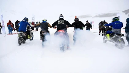Kar üzerinde nefes kesen Motosnow yarışı