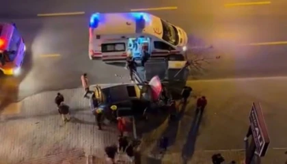 Kaza anları kamerada: Biri sollamak isterken kaza yaptı, diğeri yayaya çarptı