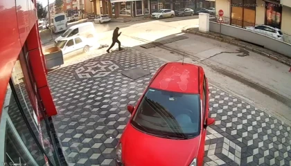 Kaza sonrası kontrolden çıkan araçların altında kalmaktan son anda kurtuldu