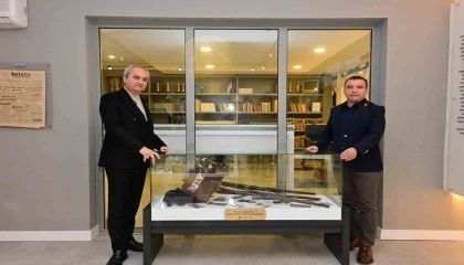 Kepez Belediye Başkanı Kocagözden Basın Galerisine tarihi fotoğraf makinesi