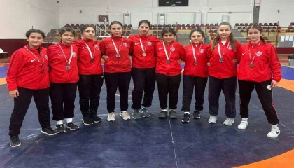 Kepezin kızlarına altın madalya