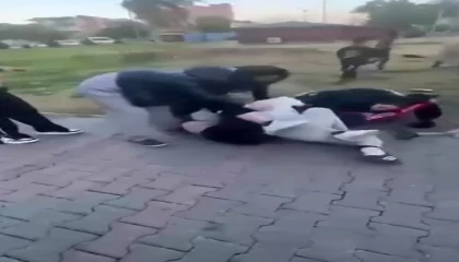 Kızların yumruk yumruğa kavgası kamerada