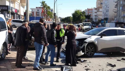 Kızlarının kaza yaptığını duyan anne-babayı polis sakinleştirdi
