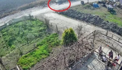 Kontrolden çıkan otomobilin dereye uçtuğu anlar kamerada