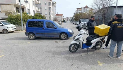 Kontrolsüz kavşakta, motosiklet ile hafif ticari araç çarpıştı