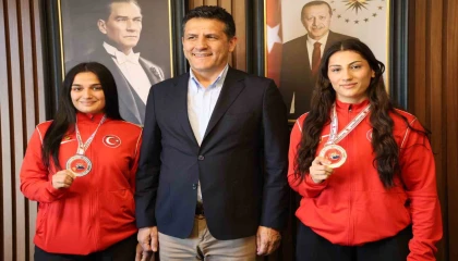 Kozanda kadın güreşçiler ödüllendirildi