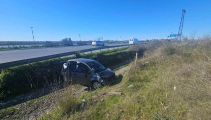 Manavgat-Antalya yolunda otomobil şarampole devrildi: 1 yaralı