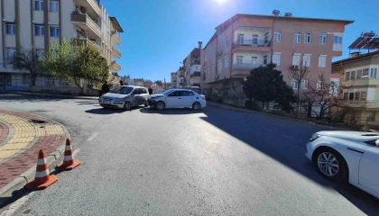 Manavgatta iki otomobil çarpıştı: 1 yaralı