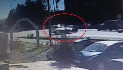 Manavgatta kavşakta iki otomobil çarpıştı