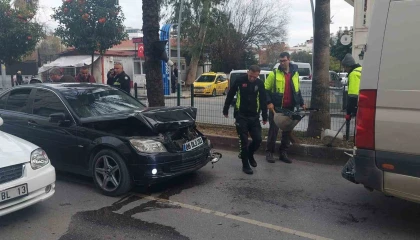 Manavgatta otomobil, okul servisine arkadan çarptı, kaza anı güvenlik kamerasına yansıdı