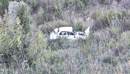 Manavgatta şarampole yuvarlanan otomobil sürücüsü yaralandı