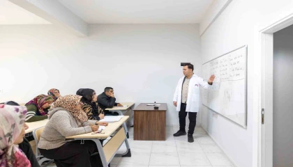 MERCEK Meslek Edindirme Merkezinde vatandaşlar okuma-yazma öğreniyor