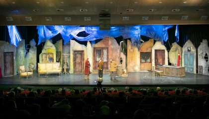 Mersin Şehir Tiyatrosu Buzlar Çözülmeden oyununu sahneledi