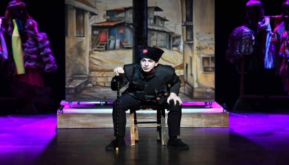 Mersin Şehir Tiyatrosu, tek kişilik oyun Eyvah Nadirin prömiyerini yaptı