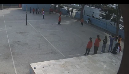 Mersinde bir veli ve ağabeyinin öğretmeni darbetmesi saniye saniye görüntülendi