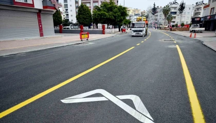 Mersinde bozuk yollar onarılıyor