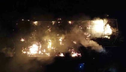 Mersinde çiftlik yangını geceyi aydınlattı