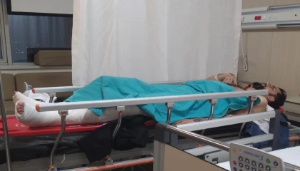 Mersinde düşerek yaralandıktan sonra tutuklanan gencin yakınları tedavi sürecinin tamamlanmasını istiyor