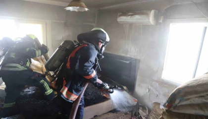 Mersinde ev yangını itfaiyenin müdahalesiyle söndürüldü