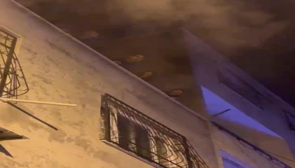 Mersinde ev yangını: Mahsur kalanları itfaiye erleri kurtardı