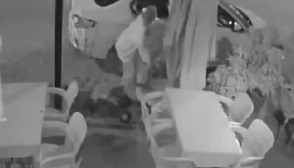 Mersinde ilginç olay: Otomobille gelip çiçeği çaldı