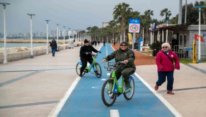Mersinde kadınlar bisiklet sürmeyi öğreniyor