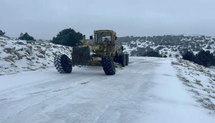 Mersinde kar ve buzla kaplanan yollar belediye ekiplerince açıldı