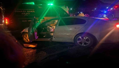 Mersinde karşı şeride geçen tır iki araca çarptı: 1 ölü, 4 yaralı