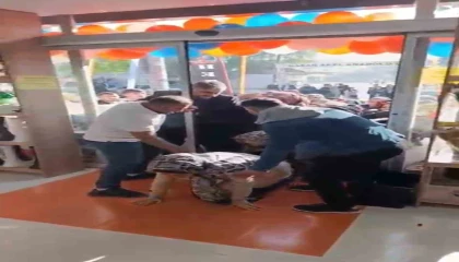 Mersinde mağaza açılışında yapılan indirim izdihama neden oldu