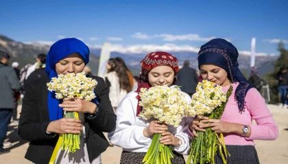 Mersinde Nergis Şenliği fotoğraf yarışmasının kazananları ödüllerini aldı