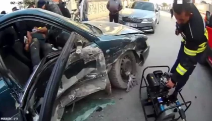 Mersinde otomobilde sıkışan sürücüyü itfaiye ekipleri kurtardı